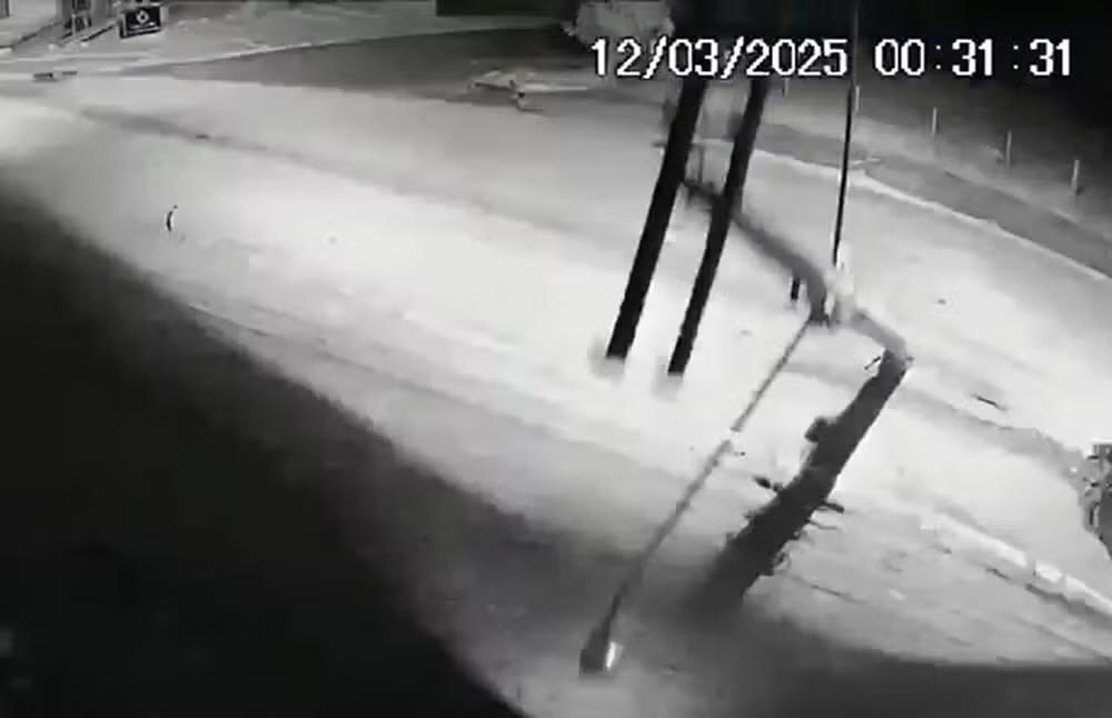 Carro em alta velocidade derruba poste e deixa bairro sem energia em Avaré