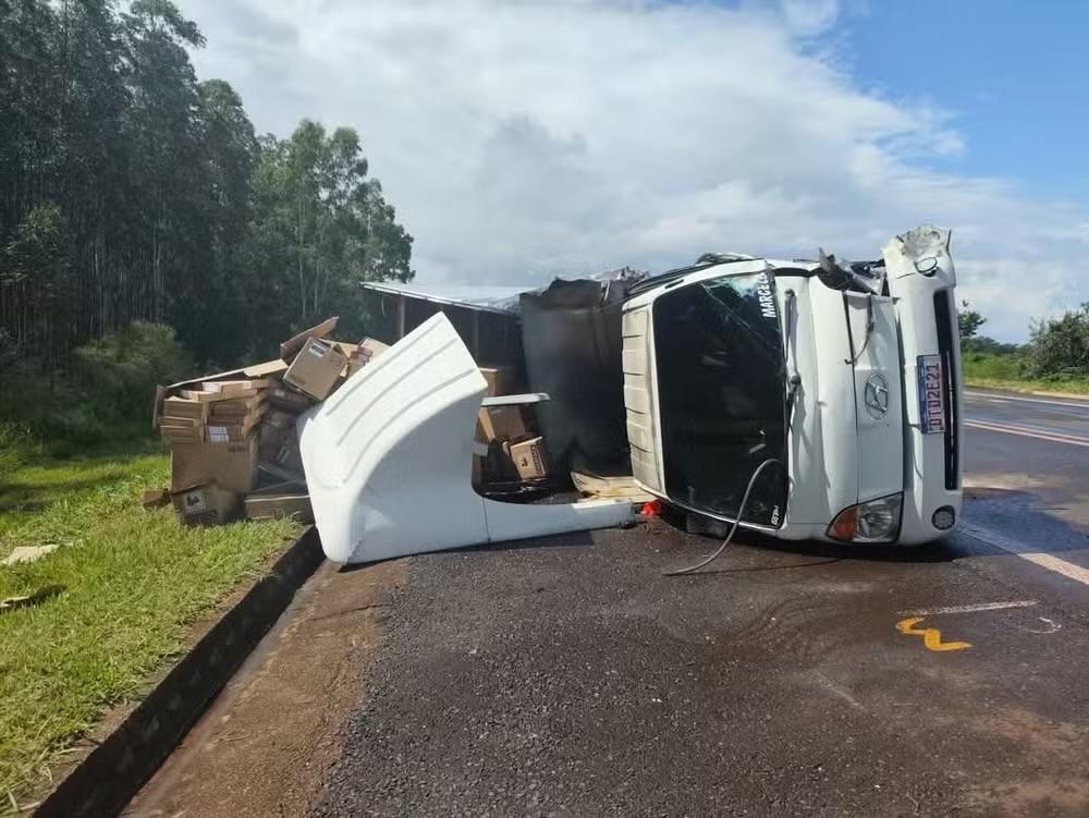 Acidente entre carro, utilitário e caminhão interdita SP-245 e deixa cinco feridos