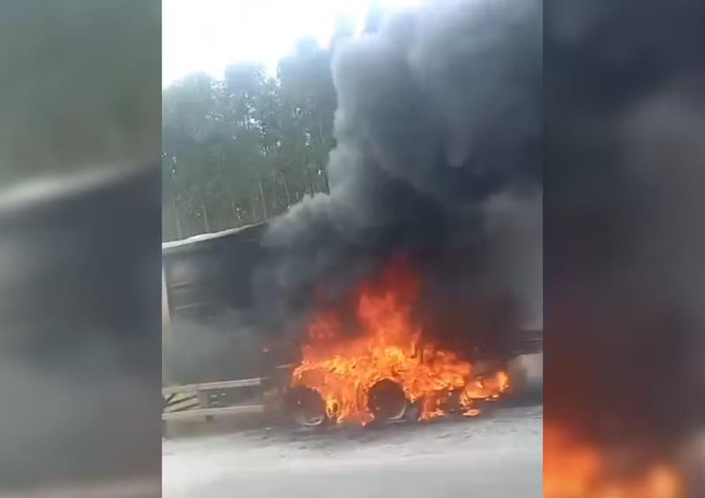 Carreta bitrem pega fogo na Rodovia Raposo Tavares