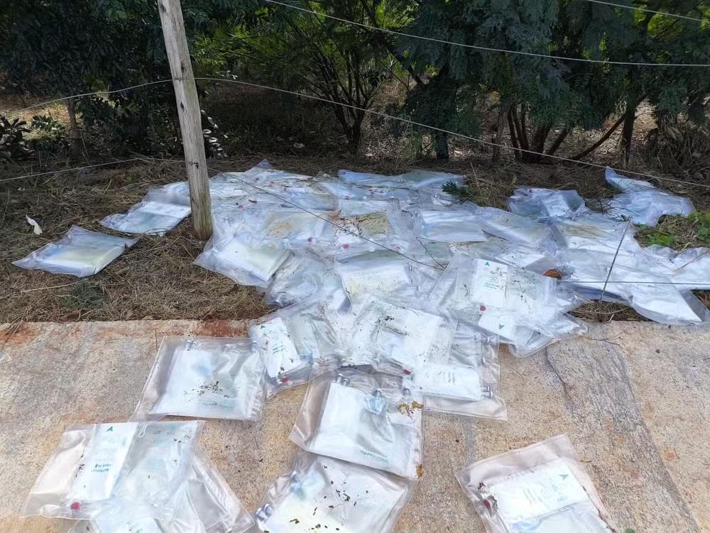 GCM encontra dezenas de embalagens de suplemento descartadas irregularmente em Boituva (SP)