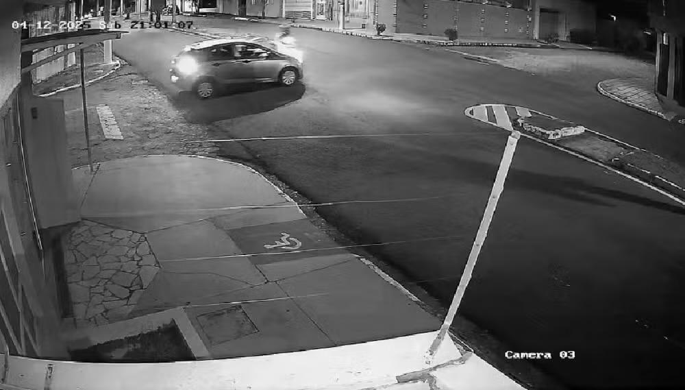 Motociclista é arremessado após colisão com carro no centro de Itapetininga