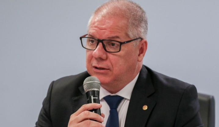 Presidente do INSS é afastado após operação que investiga fraude bilionária em aposentadorias