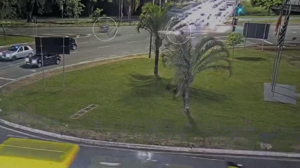 Técnica de enfermagem é arremessada em cruzamento após colisão com moto em Sorocaba