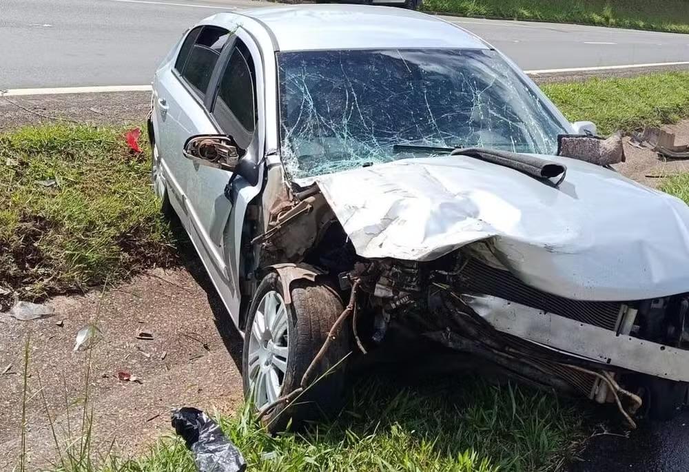 Colisão entre carro e caminhão deixa uma pessoa ferida na SP-127, em Itapetininga