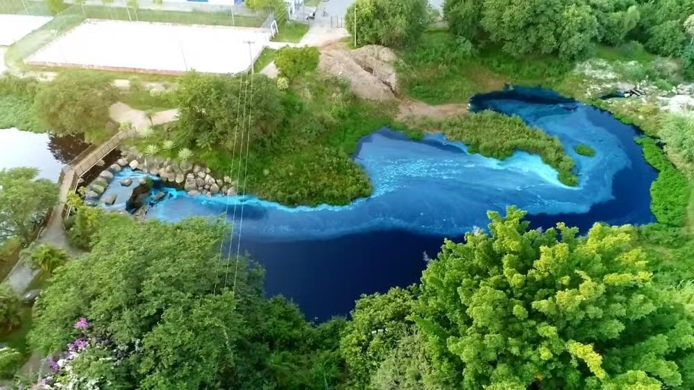 Córrego das Tulipas é tingido de azul após acidente com carreta em Jundiaí