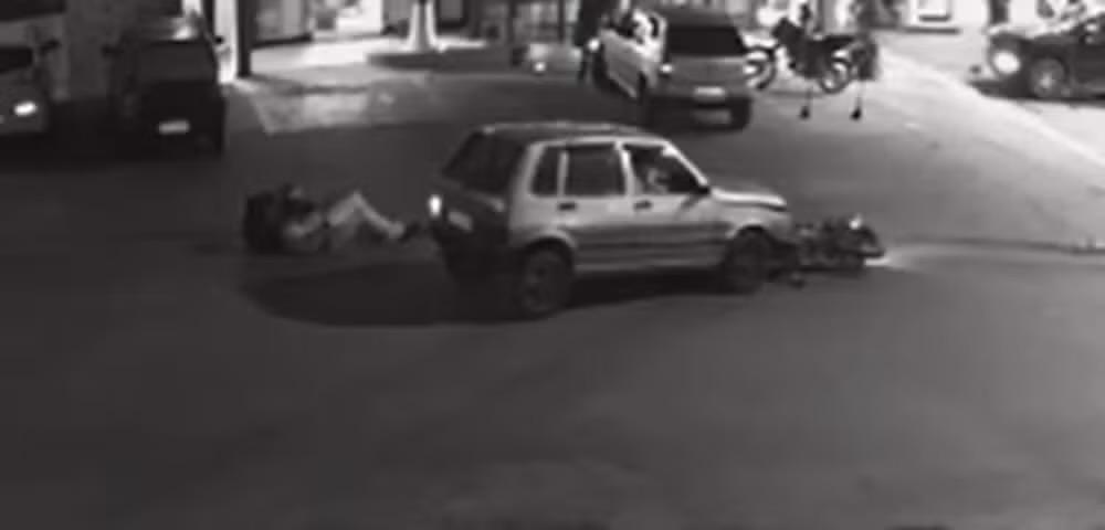 Motoboy se fere em colisão com carro durante entrega em Porangaba