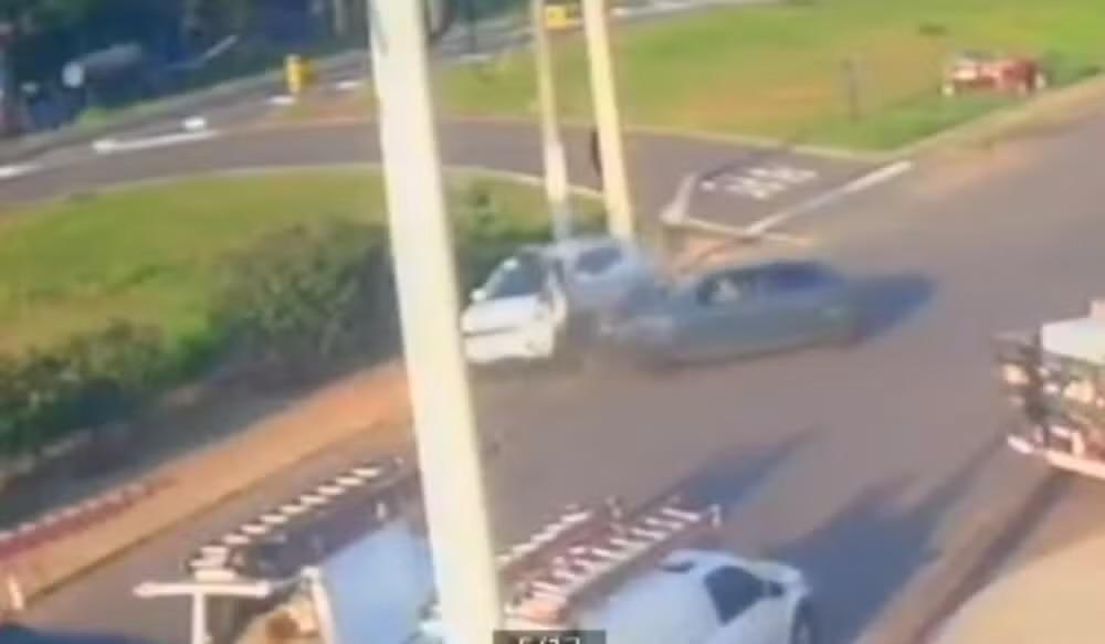 Motociclista é arremessado após colisão em Piraju
