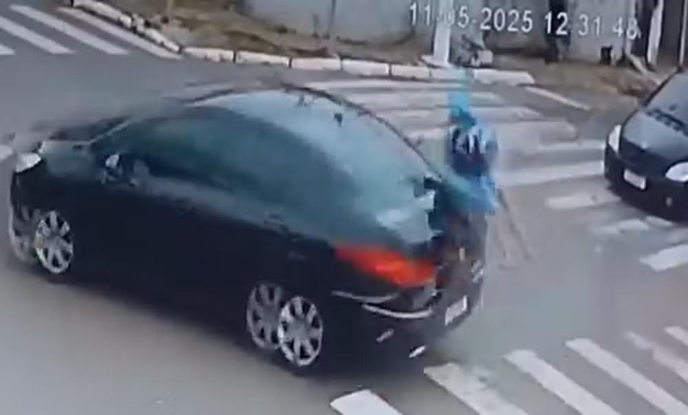 Motociclista é lançado no ar após colisão com carro em cruzamento de Itapetininga