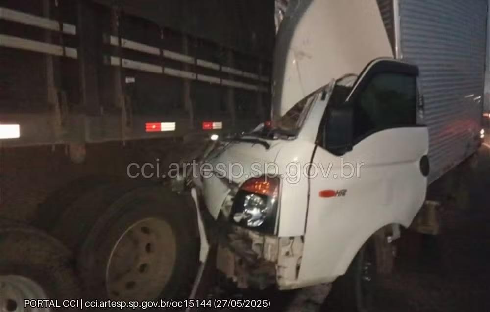 Motorista morre após bater em carreta na Rodovia Castello Branco, em Araçariguama