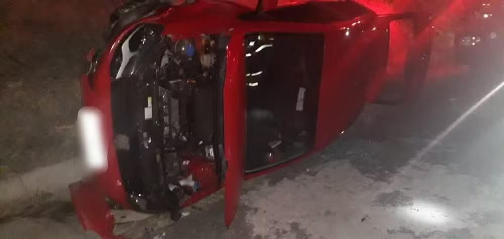 Mulher capota carro em rodovia de Porangaba e é encaminhada ao hospital em Botucatu