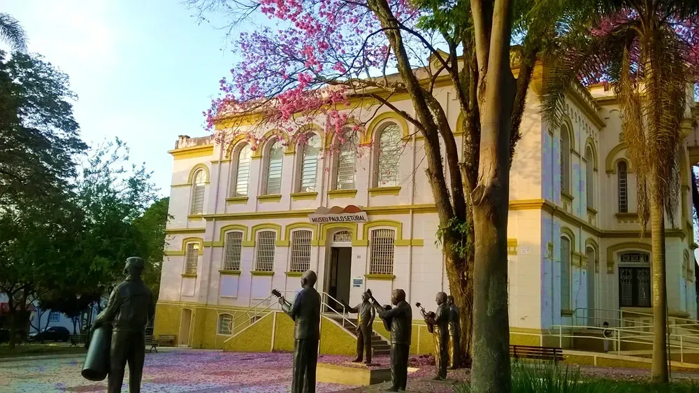 Acesso à Praça Manoel Guedes é parcialmente interditado por risco estrutural em prédio histórico