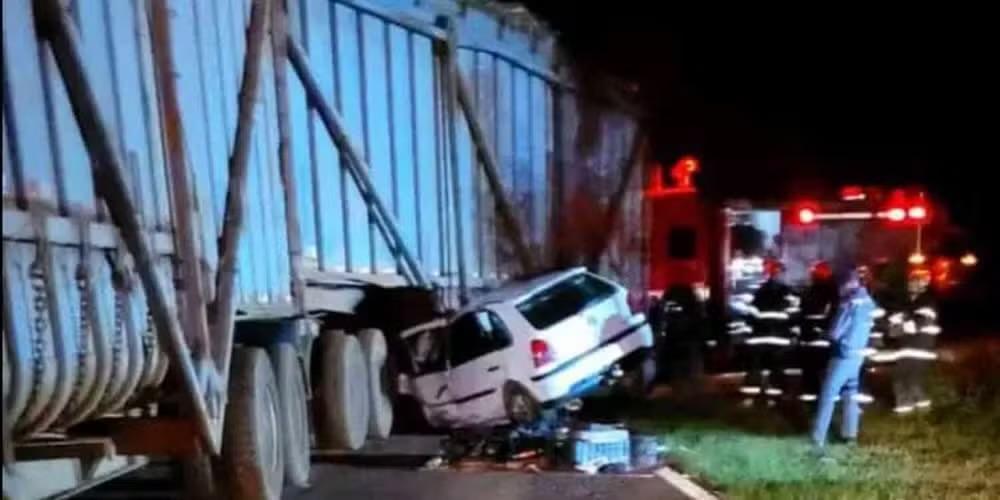 Acidente entre carro e caminhão deixa uma pessoa morta e duas feridas em Cerqueira César (SP)