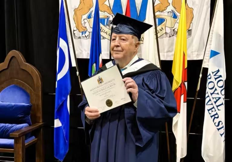 Aos 76 anos, idoso se forma em História no Canadá e já inicia nova faculdade