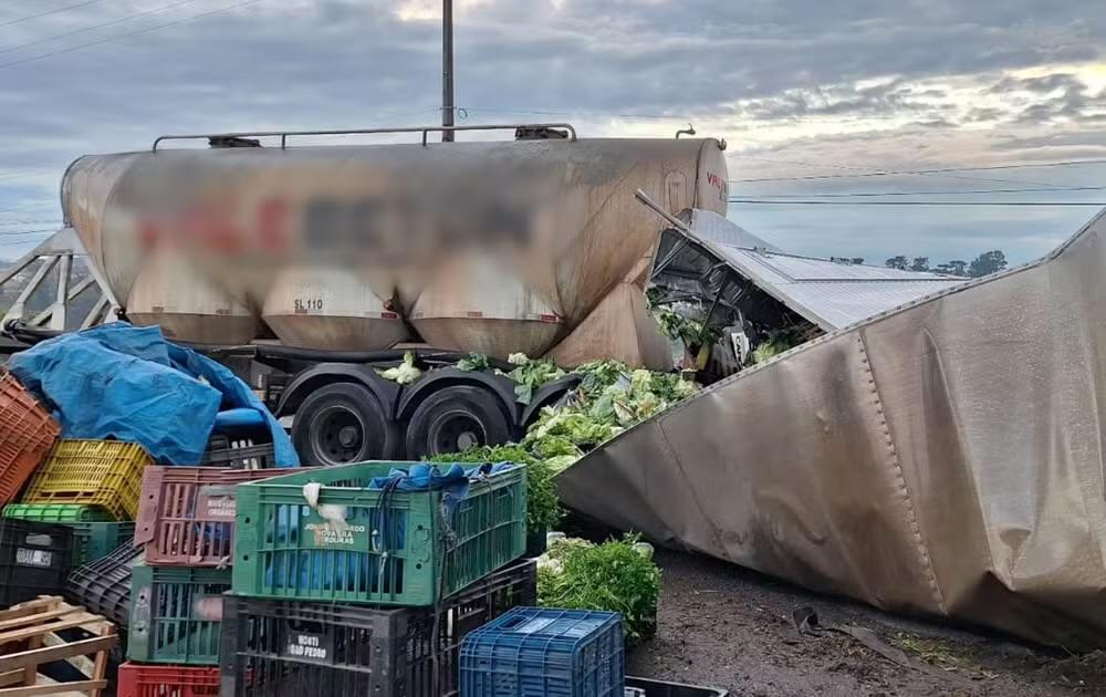 Batida entre caminhões mata três agricultores entre Votorantim e Piedade