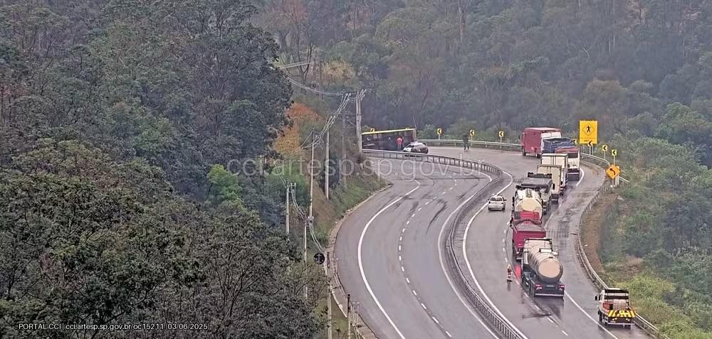 Caminhão com oito toneladas de chocolate tomba na Raposo Tavares, em Alumínio