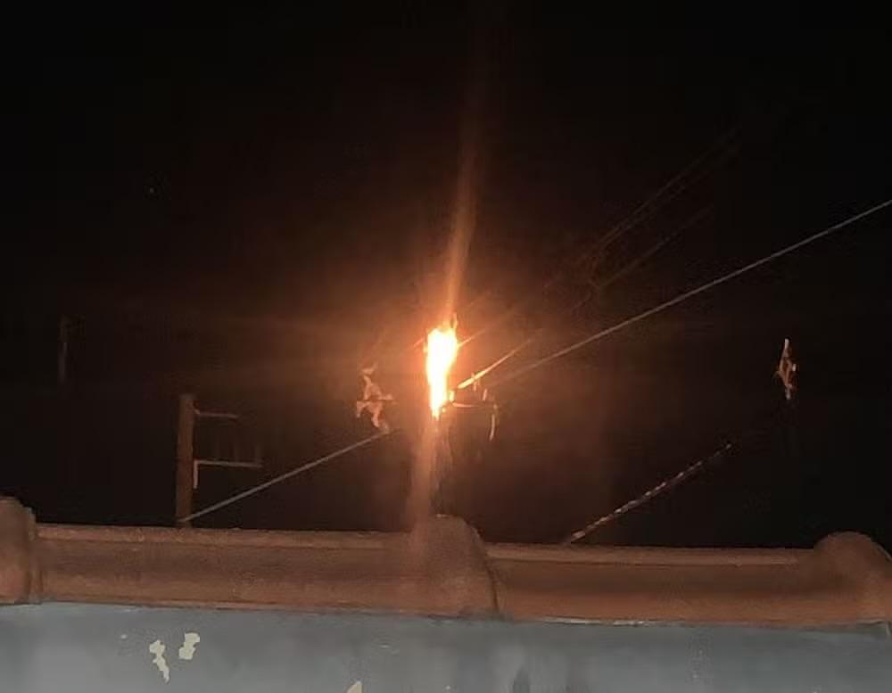 Fiação de poste pega fogo após pipa atingir rede elétrica em Boituva