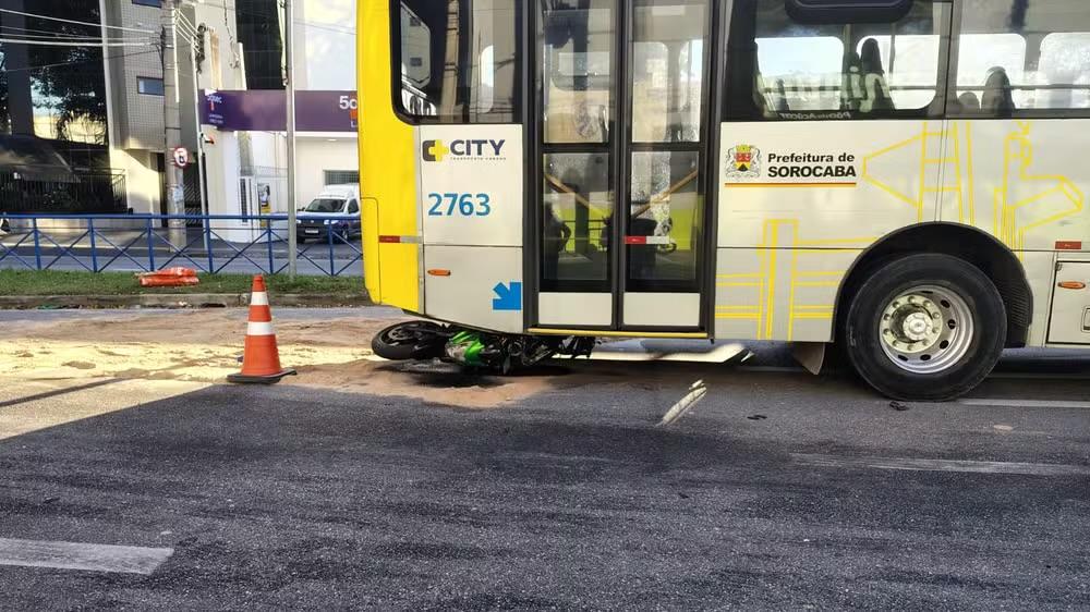 Jovem morre após colisão entre moto e ônibus no Centro de Sorocaba (SP)