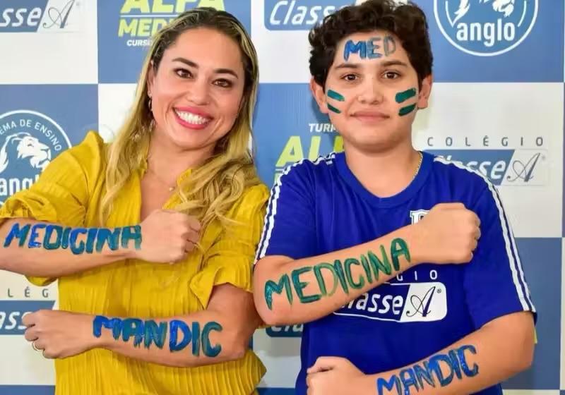 Mãe e filho de 13 anos são aprovados juntos em Medicina no interior de SP