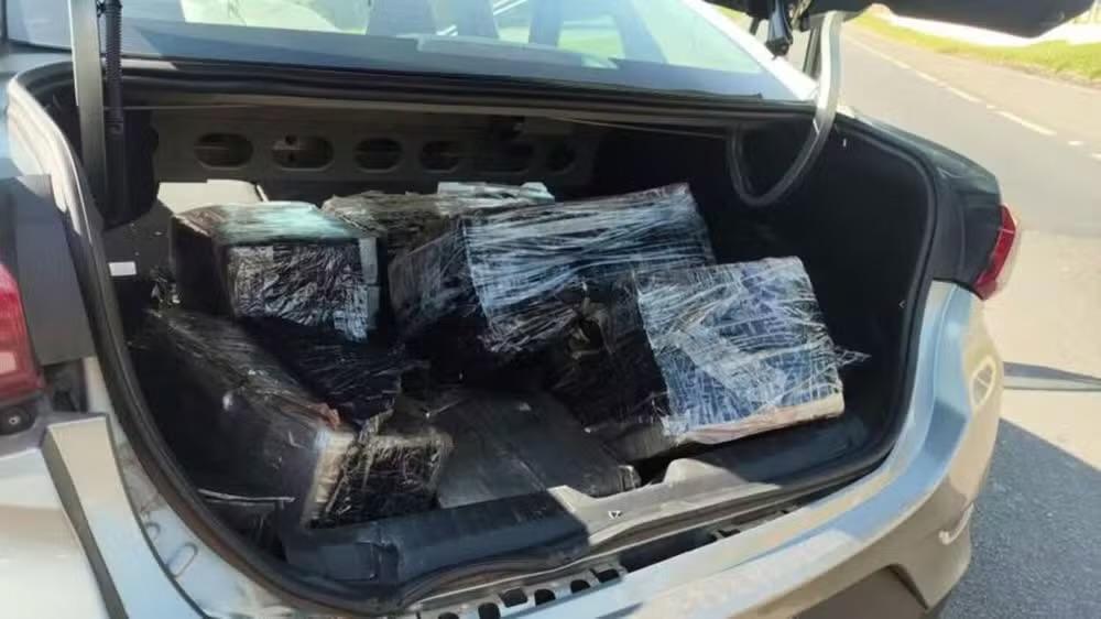 Suspeito abandona carro com mais de 160 kg de maconha após acidente na Raposo Tavares