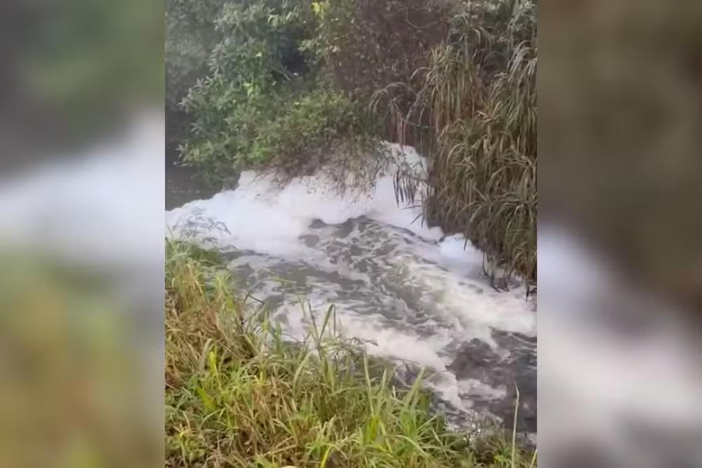 Cetesb investiga poluição por esgoto no Ribeirão do Chá, em Itapetininga