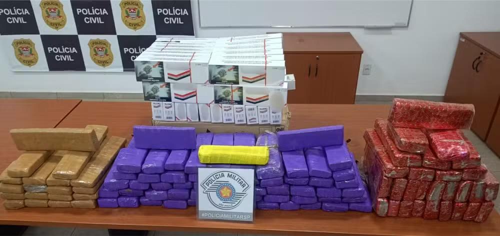 Homem capota carro com mil maços de cigarros contrabandeados e 105 tijolos de maconha em Itaporanga (SP)