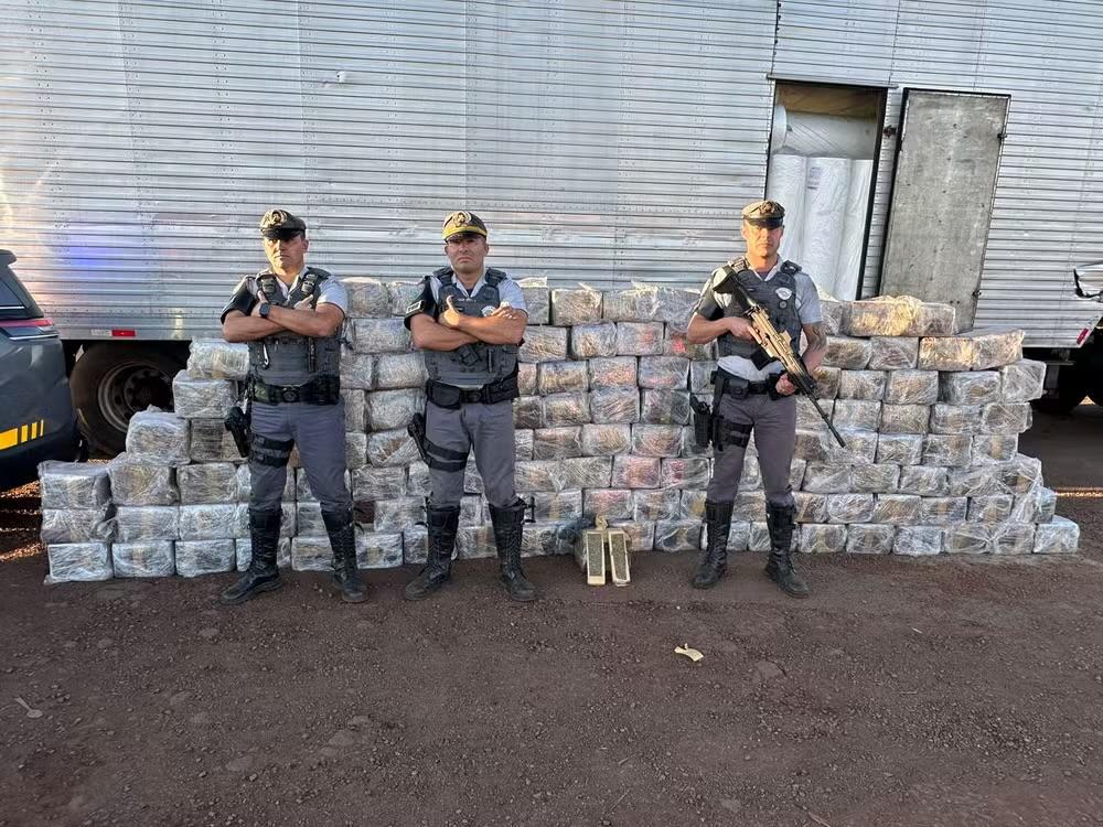 Mais de uma tonelada de maconha é apreendida em caminhão na Raposo Tavares