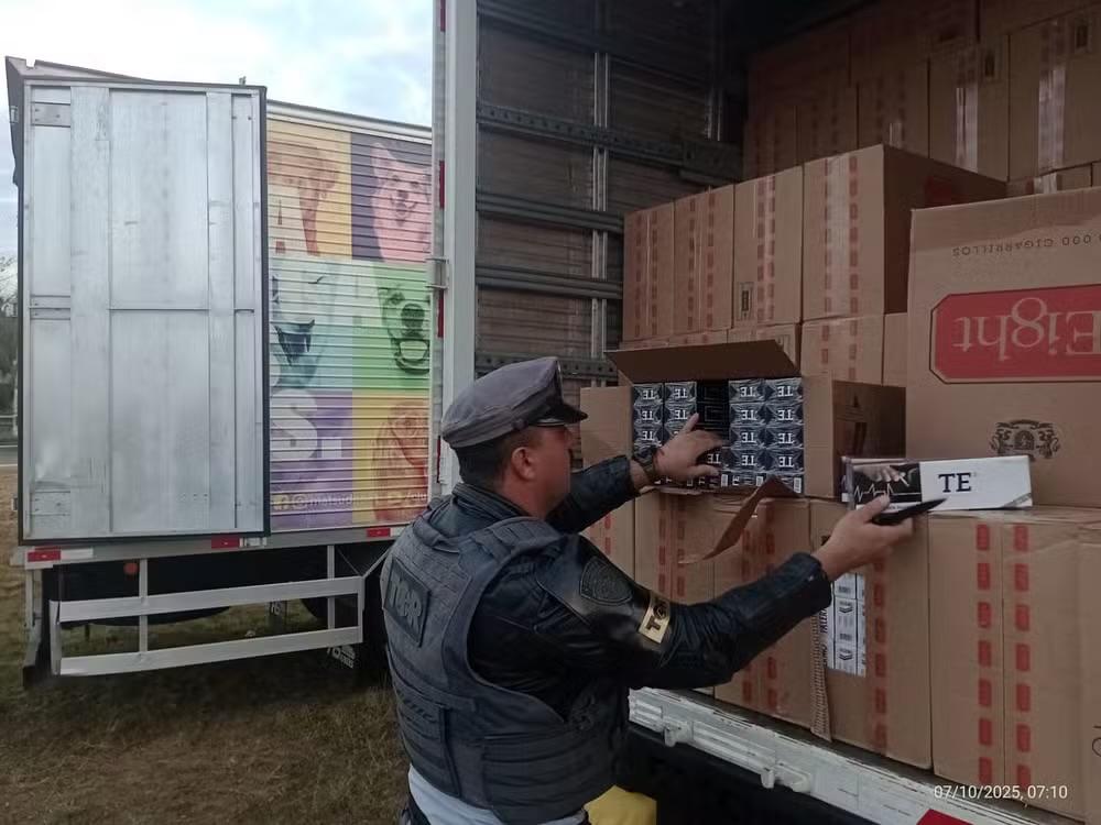 Motoristas são presos com 470 mil maços de cigarros contrabandeados em Porangaba (SP)