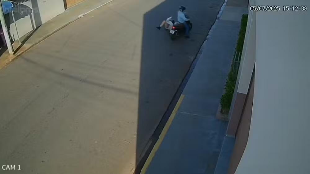 Mulher fica ferida após moto atingir linha de pipa em Itapetininga