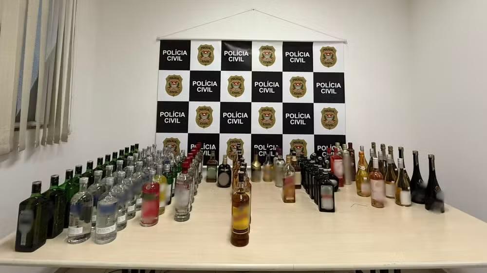 Polícia apreende bebidas falsificadas e prende donos de adegas em Jundiaí