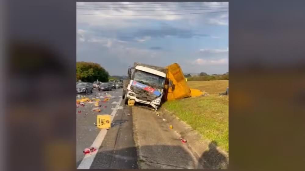 Acidente com dois caminhões e um carro causa 7 km de lentidão na SP-75 em Sorocaba