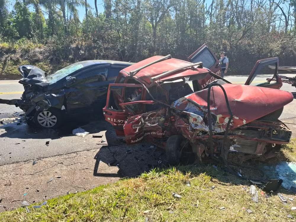 Acidente frontal deixa dois homens mortos e duas mulheres em estado grave na SP-360, em Itatiba