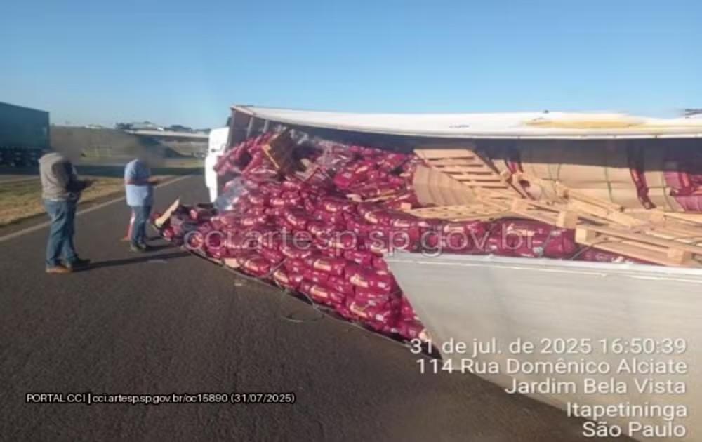 Carreta com 28 toneladas de ração tomba e interdita rodovia por mais de cinco horas em Itapetininga