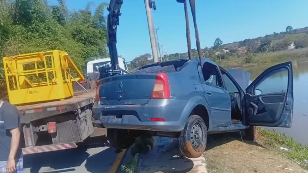 Carro cai em lago após motorista desviar de cachorro em Araçoiaba da Serra