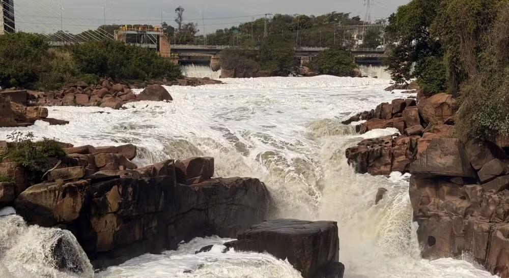 Espuma tóxica persiste no Rio Tietê em Salto após três dias