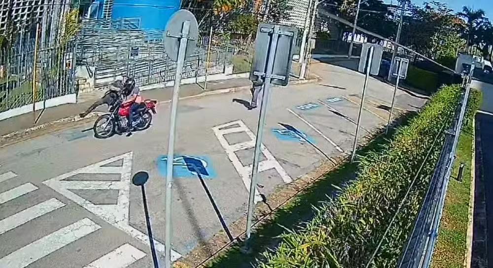 Motociclista na contramão tenta atropelar PM e é preso em Itu