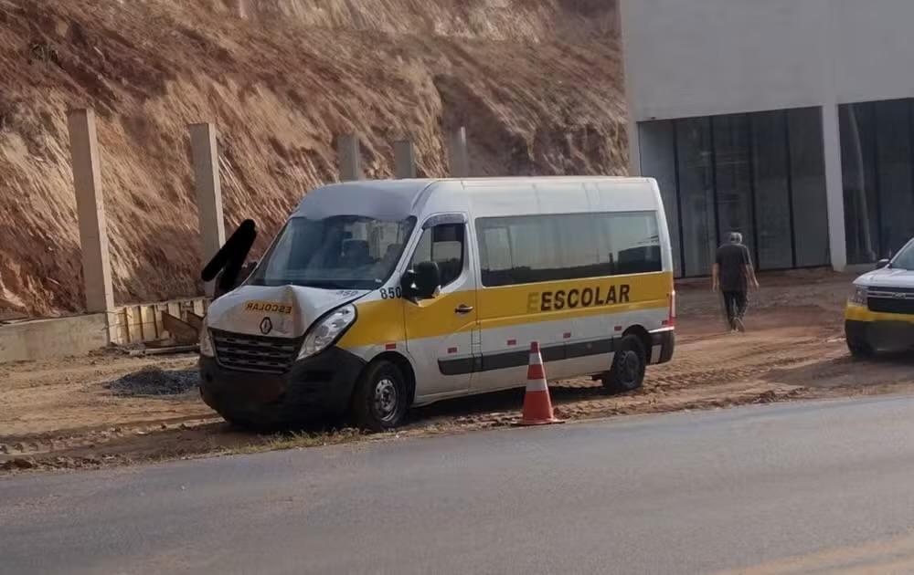 Motorista fica ferida após carro rodar e bater em van escolar em Piedade
