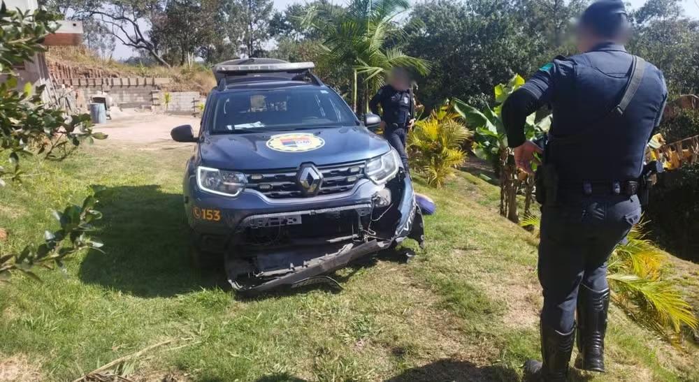 Motorista foge da GCM, bate em viatura e cai em ribanceira em Jundiaí