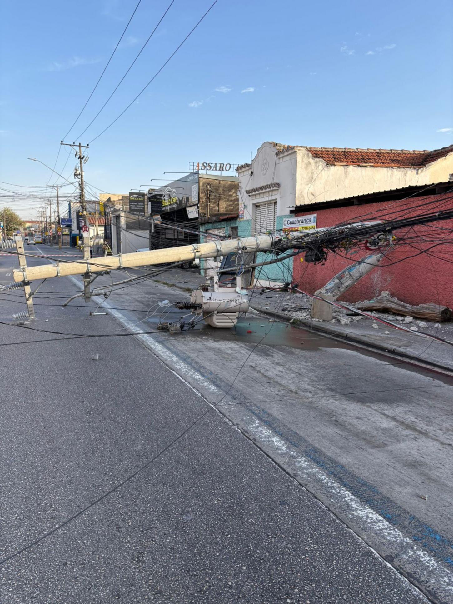 Ônibus atinge poste após motorista passar mal em Sorocaba
