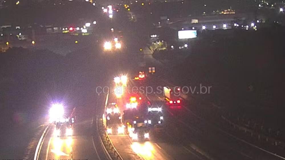 Pane mecânica faz carreta voltar de ré e atingir outro veículo na Raposo Tavares