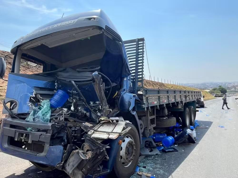 Acidente entre dois caminhões deixa três feridos na Rodovia Cornélio Pires em Tietê
