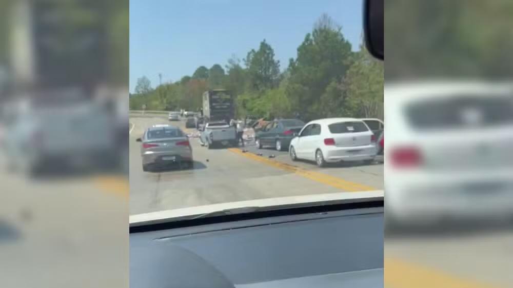 Caminhão carregado com bebidas tomba na Raposo Tavares e carga é saqueada em Araçoiaba da Serra