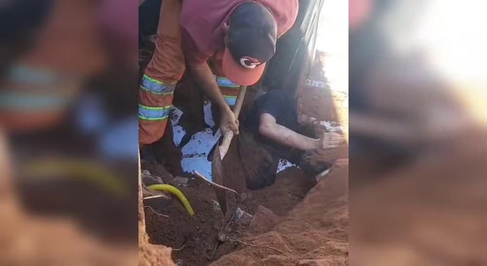 Caminhão desliza de barranco e atinge stand de vendas em São Roque; corretor fica soterrado
