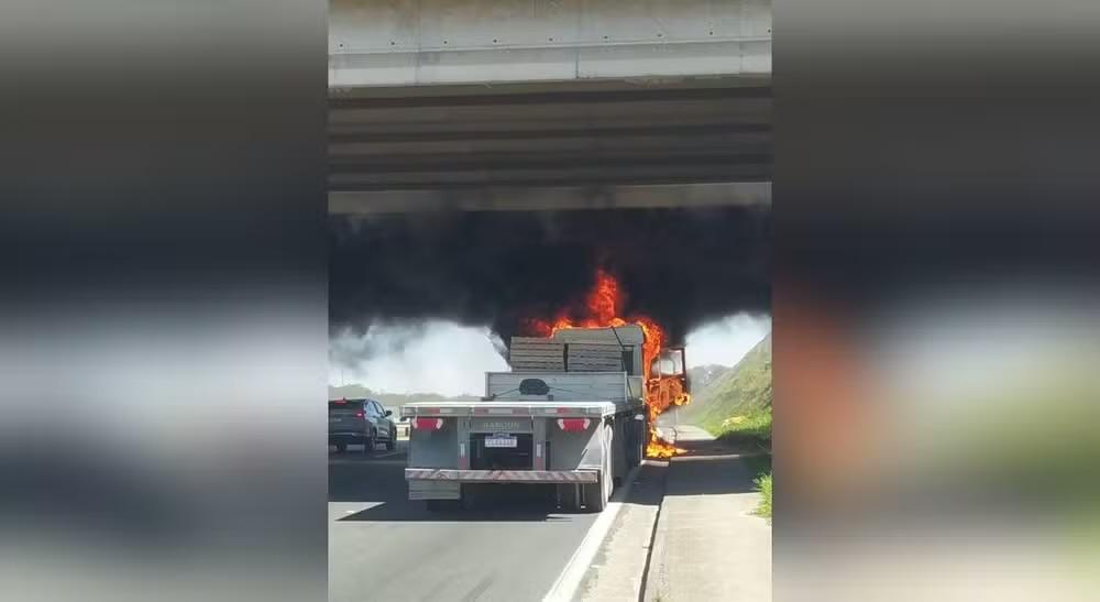 Caminhão pega fogo na Raposo Tavares