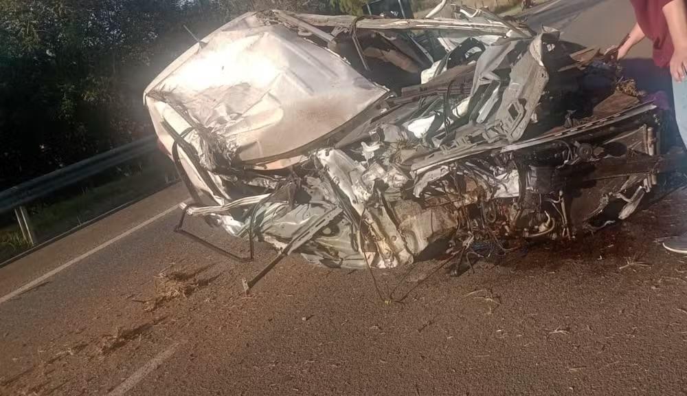 Carro capota após colisão com caminhão na SP-127, em Itapetininga