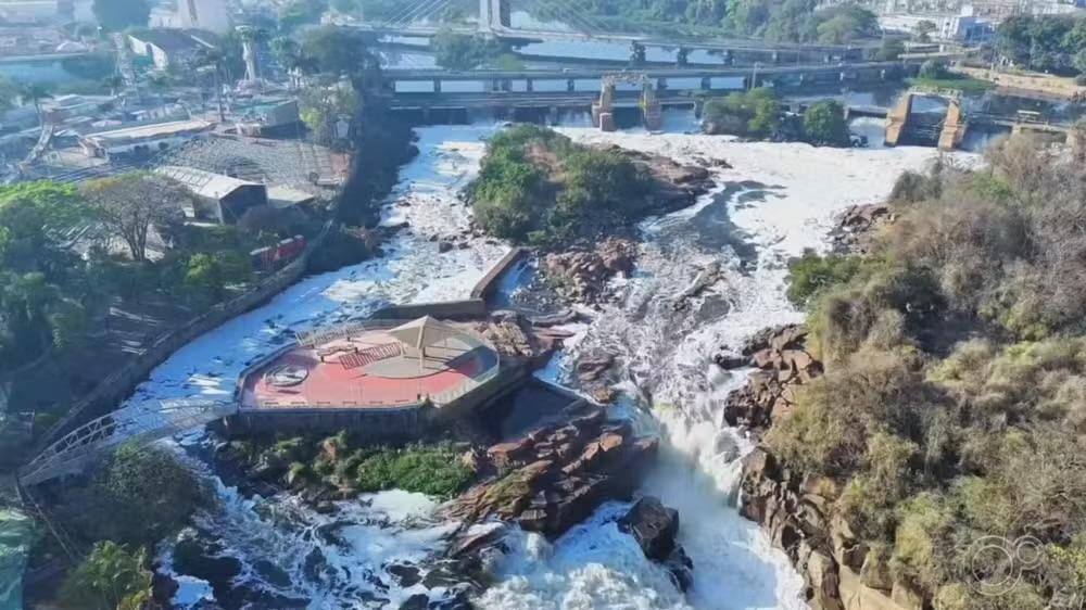 Espuma tóxica e água escura tomam conta do Rio Tietê em Salto