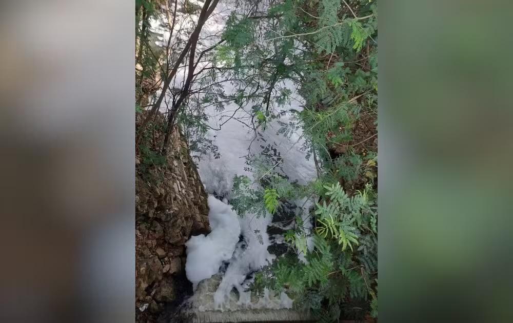 Espuma volta a aparecer em ribeirão de Itapetininga após um mês de investigação