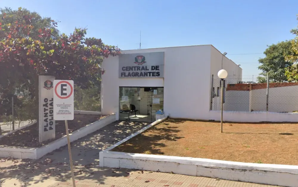Homem é morto a tiros em frente a bar em Capela do Alto