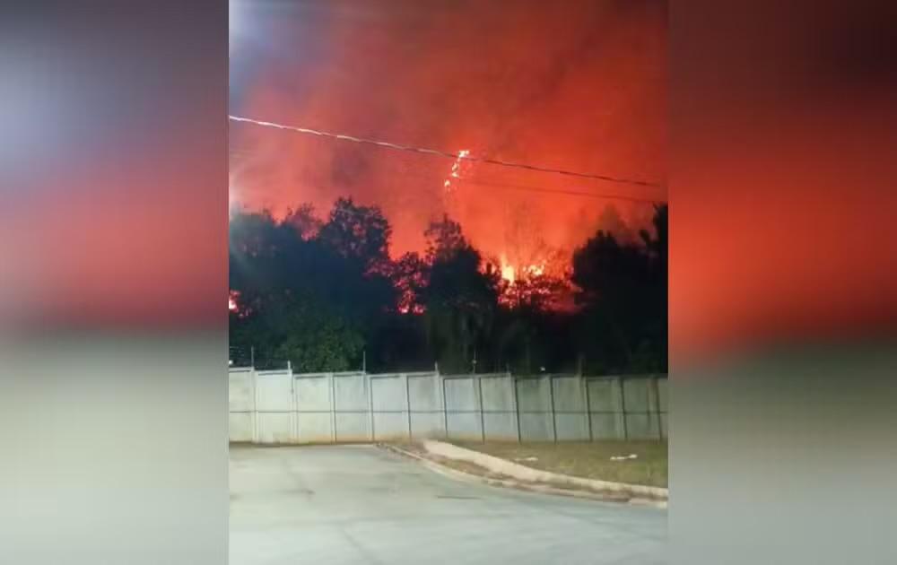 Incêndio de grandes proporções atinge área de 10 mil m² em Itapeva