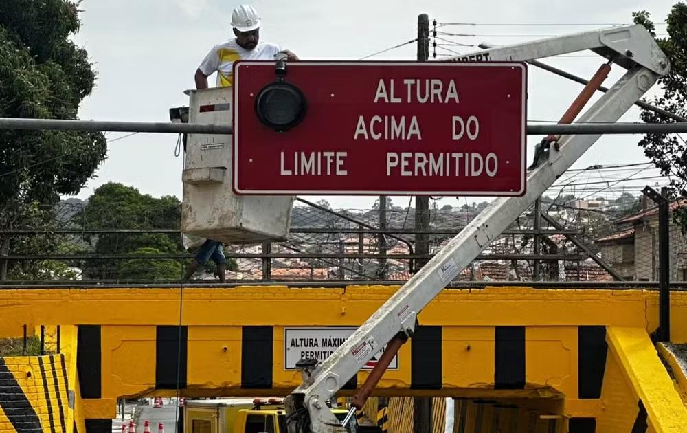 Itapetininga instala dispositivo para evitar que caminhões fiquem presos em pontilhão