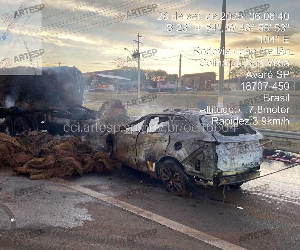 Motorista morre após carro bater em caminhão e pegar fogo na SP-255 em Avaré